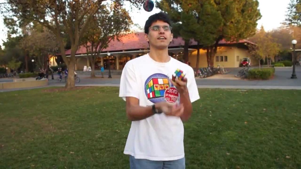 Student složil Rubikovou kostku během žonglování